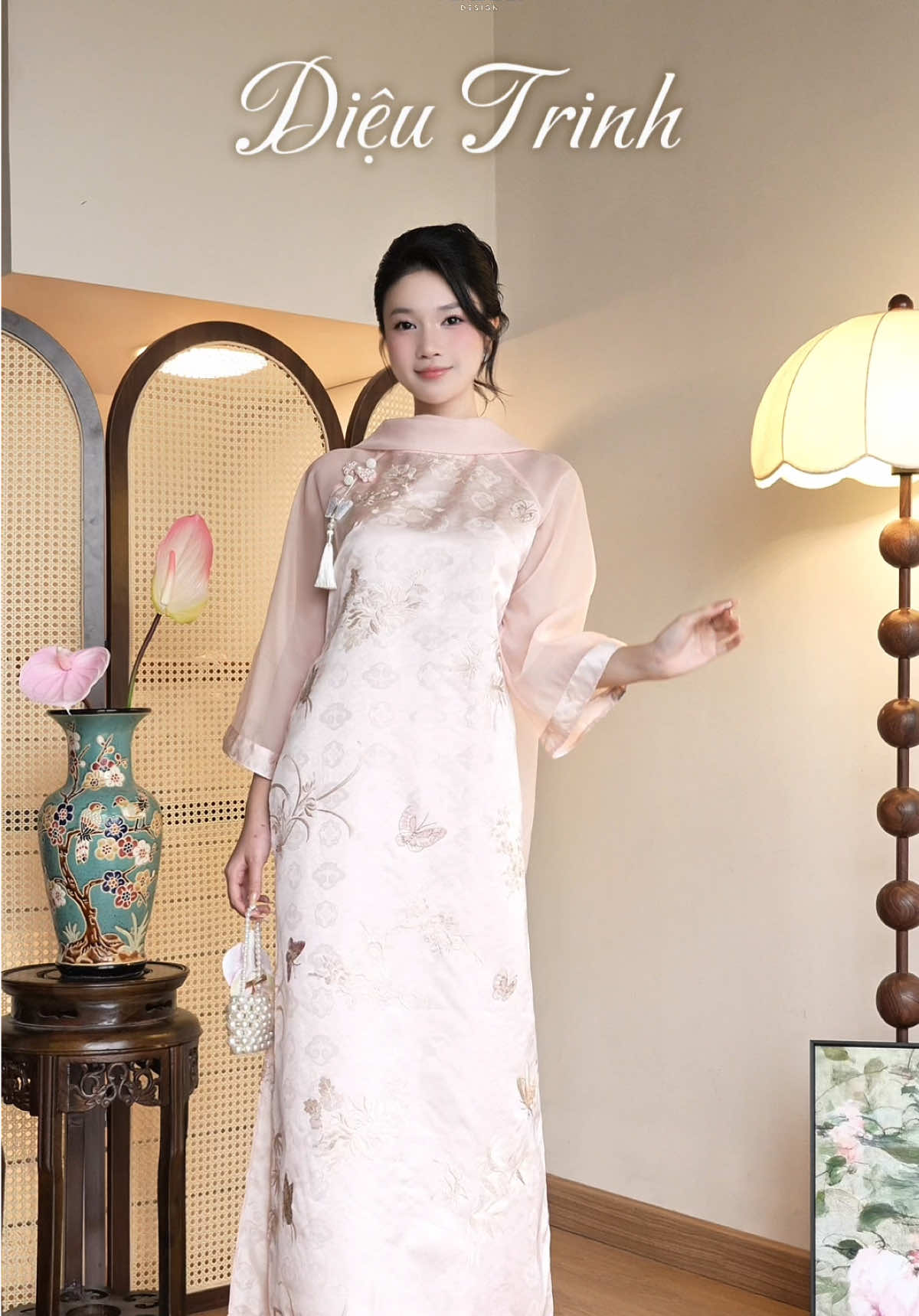 Diệu Trinh - Dịu êm như tản mây hồng Diệu Trinh ghi dấu bằng sắc hồng phần nhẹ kết hợp hoa nổi và họa tiết uyển chuyển chạy dọc thân áo. Nền tớ êm, tay lừng mềm mại cùng điểm nhấn ngọc charms tạo nên tông thể thanh lịch - đúng chuẩn vẻ đẹp 