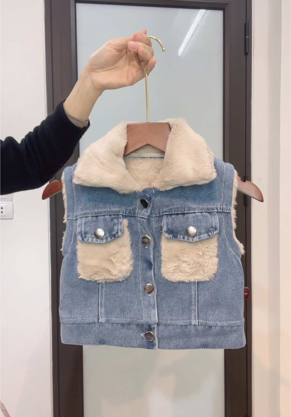 🌷Áo gile bò lót lông sẵn hàng ạ 🌷#thoitrangtreem #vayxinhchobe #xuhuongtiktok #setboxinh #aokhoacbo #aolotlong #thoitrangchobe #viralvideo #setxinh #phoidoxinh #setthethao 