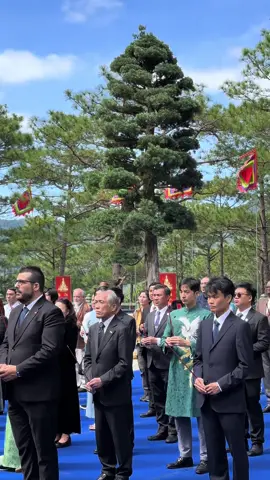 🌿 ĐỀN HÙNG | KHOẢNH KHẮC CỦA ĐOÀN NGOẠI GIAO TRÊN ĐỈNH PHƯỢNG HOÀNG Các đại biểu và đại sứ quốc tế đã hiện diện tại Đền Hùng trên núi Phượng Hoàng sáng nay.   Trong không gian trầm tĩnh, ánh nến và làn hương nhẹ, mọi người cùng hướng về cội nguồn – tạo nên khoảnh khắc giao hòa đầy ý nghĩa giữa văn hoá Việt và bạn bè năm châu. #Worldtea #worldteafest2025 #LeHoiTraQuocTe2025 #doidep #khongthethieunhau