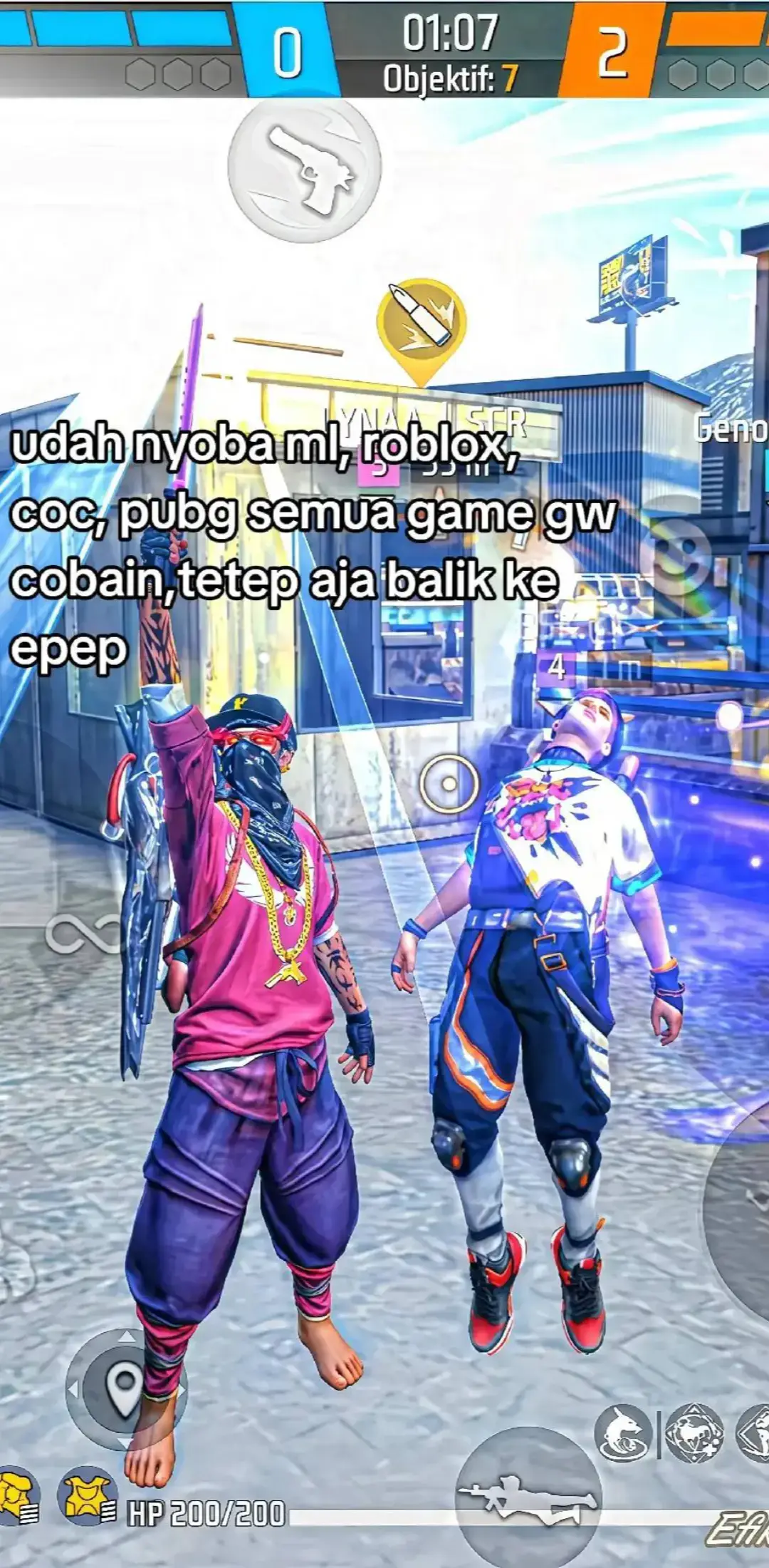 Untuk menjadi pro player dalam bermain Free Fire (FF), berikut adalah beberapa tips dan trik yang bisa kamu terapkan: Berlatih dan Tingkatkan Kemampuan - Berlatih di Training Ground: Manfaatkan training ground untuk melatih kemampuan menembak dan menghindar - Kuasai Kontrol dan Sensitivitas: Atur sensitivitas kontrol sesuai kenyamananmu dan gunakan custom HUD untuk meningkatkan efisiensi - Pahami Karakter dan Kemampuan: Pilih karakter yang sesuai dengan gaya bermainmu dan upgrade kemampuannya Strategi dalam Permainan - Bermain dengan Tim Bermain dengan tim lebih seru dan membantu belajar berkomunikasi dan bekerja sama - Pahami Peta Permainan Pahami peta dan cari lokasi strategis untuk bersembunyi atau menyerang. Kuasai peta untuk bermain strategis dan hindari zona tengah yang ramai - Bermain Aman Hindari terlalu agresif dan bermain hati-hati agar bisa bertahan lebih lama. - Kumpulkan Barang-Barang Kumpulkan senjata, amunisi, dan obat-obatan dengan bijak. Lakukan looting seperlunya agar tidak menjadi sasaran empuk musuh - Gunakan Perisai dan Kendaraan Gunakan perisai untuk melindungi diri dan kendaraan untuk mempercepat perjalanan - Perhatikan Suara Perhatikan suara tembakan atau kendaraan untuk mengetahui posisi musuh - Manfaatkan Granat dan Gloo Wall: Gunakan granat untuk mengalahkan musuh dan Gloo Wall untuk pertahanan