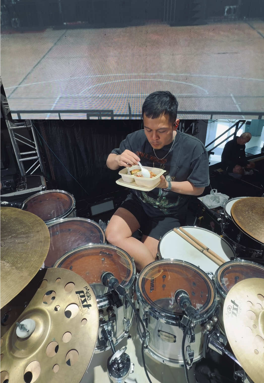 Soundcheck sambil makan dikasih backsound , tp jatohnya ky kasian ya