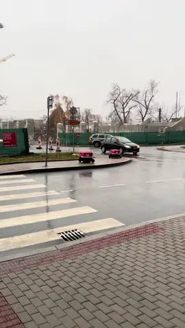 Po 5min co stále čekali a auta je nepouštěli, jsem zkusil přejít s nimi, a opravdu přešli, jinak sami nepřejedou protože jakmile zaměří auto tak se vrátí na kraj přechodu a čekaji🤣 #fyp #fy #foryou #prague #foodora 