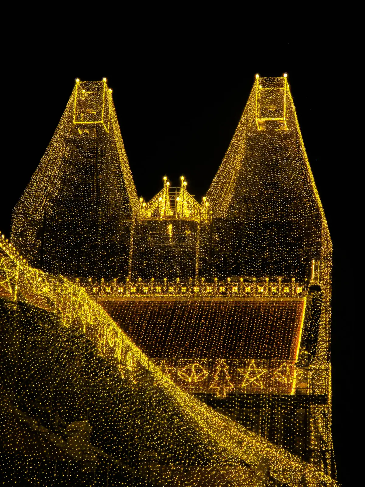 Nhà Thờ Đức Bà đã khoác lên mình ánh đèn lấp lánh và sang trọng, sẵn sàng chào đón một mùa Giáng sinh an lành! 🌲✨️🎄 #nhathoducba #giangsinh #saigon #chill #merrychristmas 