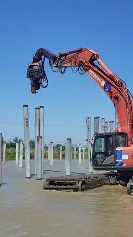 Pile efficiently with an amphibious excavator #rivermachinery #heavymachinery #megamachines #hitachi #hitachi400 #pontoon #floatingpontoon #floating #piling #pilinghammer #pilingdriver #pile #pilingconstruction #floatingboat #amphibiousexcavator #piletoweringboat #40tons 