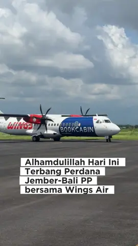 Hari ini akhirnya datang juga—Jember resmi terhubung dengan Bali. Karena berbagai keunggulannya, termasuk dukungan penuh dari banyak pihak, saya bisa hadir di sini menyaksikan secara langsung. Silakan lihat, inilah pesawat Wings Air yang hari ini terbang perdana. Alhamdulillah, Jember kini punya kebanggaan baru: penerbangan setiap hari. Dari Jakarta bisa langsung, dari Bali juga bisa langsung. Semoga ini menjadi berkah besar bagi Jember, membuka akses, dan meningkatkan perekonomian masyarakat. Kami akan terus berjuang—pelan maupun cepat—untuk membawa Jember menuju masa depan yang lebih maju dan membanggakan. Semoga Jember selalu diberi keberkahan. ✈️✨ #JemberMaju #PenerbanganPerdana #JemberBali #BandaraNotohadinegoro #GusFawait 