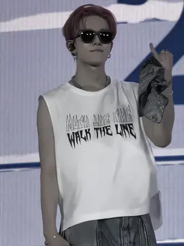 #pov Kelas hari itu riuh, terutama saat pelajaran Matematika yang selalu memanaskan suasana. Guru berdiri di depan papan, mengetuk meja dengan spidol. “Heeseung! Kamu maju. Kerjain nomor lima.” Seluruh kelas serempak menoleh. Heeseung—anak band, idola sekolah, dan sumber masalah—bangkit dengan malas sambil menggulung lengan kemejanya.  Rambutnya berantakan, dasinya longgar, tatapannya datar. Namun semuanya berubah ketika ia melewati mejamu. Senyum kecil muncul, senyum yang hanya ia berikan saat melihatmu. “Lihat aku dari sini, ya.” Nada suaranya rendah, manja, sekaligus sok tenang. Kamu menghela napas. Ia maju ke papan, seluruh kelas menunggu… tetapi setelah lima belas menit, Heeseung hanya berdiri bengong, tangan di saku, seakan menunggu ilham turun dari langit. Guru mulai frustrasi. “Lee Heeseung! Kamu itu belajar atau tidak sih?! Sudah, Y/N—kamu maju bantu dia!” Kelas langsung bersorak geli. Kamu bangkit dan melangkah ke depan sambil menahan ekspresi datar. Heeseung melirik dari ekor mata dan kembali menampilkan senyum jahilnya. Setibanya kamu di sampingnya, ia sedikit menunduk dan berbisik pelan. “Aku sengaja nggak nulis apa-apa… biar kamu dipanggil ke sini.” Kamu mendelik. “Heeseung.” “Apa?” Ia pura-pura polos. “Kamu itu tolol atau pura-pura tolol?” Kamu mengambil spidol dari tangannya. “Geser. Aku jelasin.” Heeseung tidak bergeser, malah semakin mendekat hingga bahu kalian hampir bersentuhan. “Y/N…” suaranya manja. “Ngajarinnya pelan-pelan dong.” Kamu mendecak. “Heeseung, serius.” Ia menyenderkan dagu ke bahumu sebentar—cukup cepat, tetapi cukup untuk membuat jantungmu berdebar. “Aku serius kok,” gumamnya. “Serius mau kamu.” Kamu langsung kaku. Di belakang kalian, Jake, Jay, dan Riki cekikikan. Guru berdeham keras. “Y/N! Tolong ajari dia, bukan pacaran di depan kelas!” Heeseung tersenyum lebar. “Saya belum jadi pacarnya, Bu… tapi lagi proses.” Kamu menoleh tajam. “Ssst!” Heeseung mengangkat tangan. “Oke, oke.” Saat kamu menjelaskan langkah demi langkah, Heeseung pura-pura fokus, tetapi matanya sesekali mencuri pandang ke arahmu. Bibirnya menahan senyum setiap kali kamu mengomel. Heeseung bukan hanya idola sekolah. Ia masalah yang berusaha kamu jauhi, tetapi justru terus menempel tanpa rasa malu. Dan kamu benci mengakuinya—tapi dia selalu berhasil membuatmu kalah. ⸻ Suasana kelas siang itu panas. Para murid gelisah ketika guru Matematika masuk sambil membawa map tebal. “Nah, ini hasil ulangan kemarin,” katanya. “Kita bahas mulai dari nilai tertinggi sampai… ya, kalian tahu sendiri.” Kamu menyiapkan mental. Sesekali kamu percaya diri, tetapi dengan guru ini, soal matematika bisa menjatuhkan siapa pun. “Heeseung,” guru memanggil tanpa ekspresi. “Paling bawah.” Kelas langsung memekik. Jake, Riki, dan Jay memukul meja sambil tertawa keras. Heeseung hanya nyengir pasrah saat maju mengambil kertas. Namun, ketika melihat angkanya, ia terhenti. “Bu… ini… ini angka berapa? Delapan?” Matanya menyipit. Guru menjawab dingin, “Itu nol koma delapan. Bukan delapan puluh.” Kelas pecah dalam tawa. Kamu hampir merasa kasihan, tetapi ekspresi kaget Heeseung terlalu lucu. Ia kembali duduk di sampingmu, tubuhnya bungkuk seperti habis dihantam dunia. Kamu melirik ulangannya. “Lagian jawaban kamu ngawur semua gitu.” “Aku panik,” ia membela diri. “Kalau kamu duduk sebelah aku waktu itu pasti aku bisa fokus.” Kamu mendengus. “Heeseung, kamu itu memang—” “Tolol? Aku tau.” Ia menutup muka dengan kertas ulangan, lalu menggesernya sedikit sambil mengintipmu. “Kalau aku pintar… kamu mau nggak jadian sama aku?” Kamu langsung diam.  “Kemarin kamu bilang aku harus buktiin sesuatu kalau mau jadi pacar kamu. Aku siap. Apa pun syaratnya.” Nada suaranya pelan tetapi mantap. Kamu menarik napas. “Oke. Ada dua.” Heeseung langsung tegak. “Pertama… Kamu harus dapat nilai di atas KKM untuk ulangan berikutnya.” Wajahnya langsung pucat. “KKM-nya 75 kan?” “Ya.” “Kalau KKM-nya 20 aku masih bisa tapi… 75, Y/N? Serius?” ((Lanjut di komen)) #heeseung #enhypen #enhypenpov #heeseungpov 