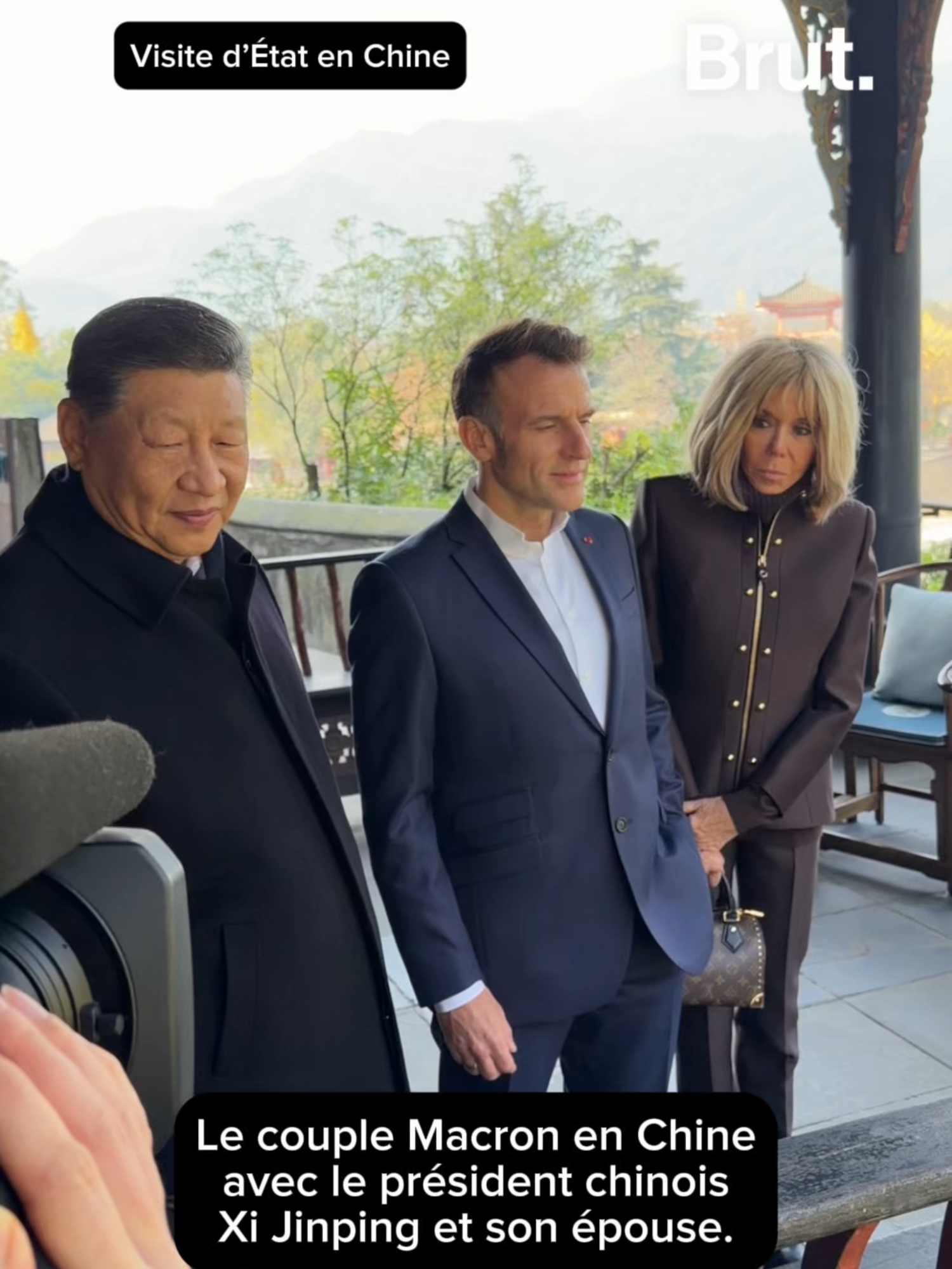 Images Brut en Chine - Le couple Macron avec le président chinois Xi Jinping et son épouse pour une visite d’un barrage lors du 3e jour de la visite d’État française en Chine.
