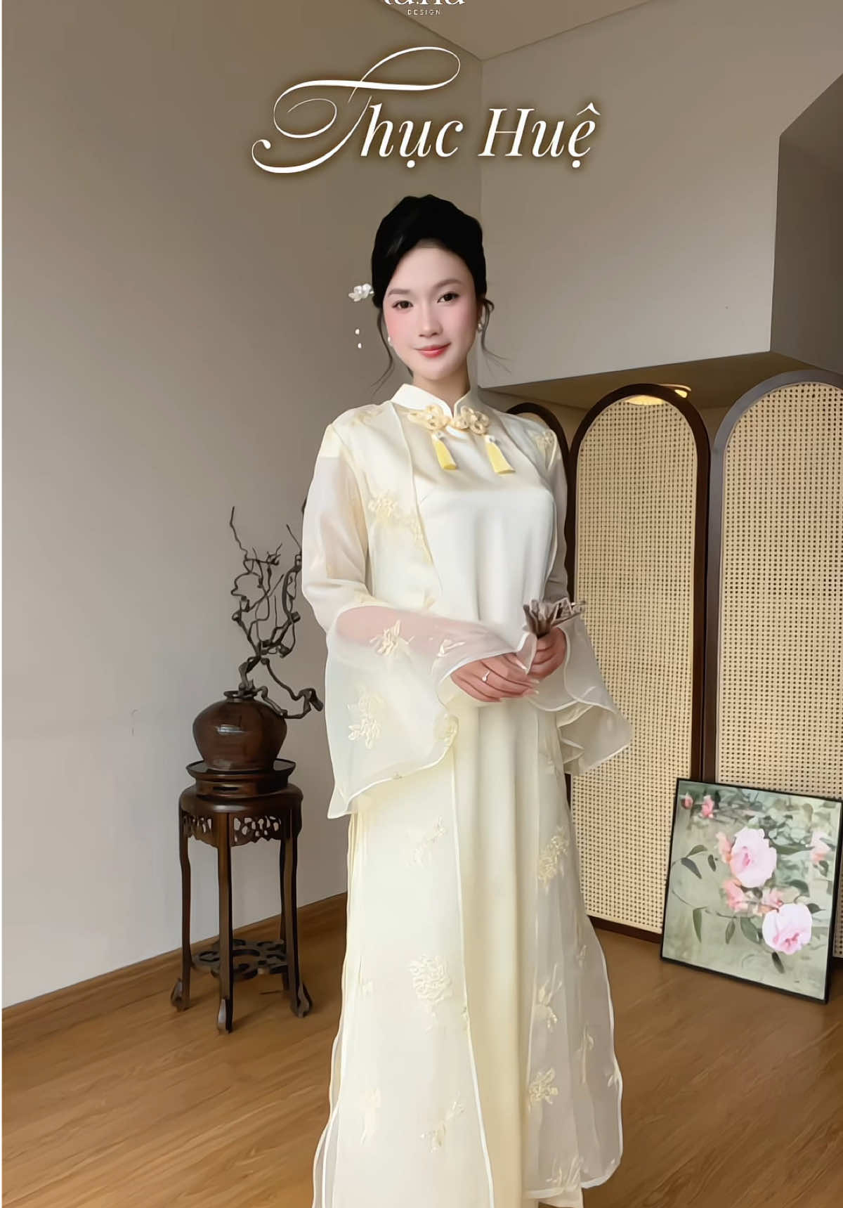 Thục Huệ - Tinh khôi & Thuần khiết Chất liệu tớ trắng trong mềm nhẹ phủ họa tiết thêu nổi, tay áo loe lướt nhẹ theo từng nhịp chuyển mình, tạo nên phong thái trang nhã mà vẫn đầy nữ tính. Một thiết kế dành cho những khoảnh khắc cần sự tinh tế, hiền hòa và thật dịu dàng. #AoDai #LANA #LANADesign #ThucKhue #SD439 LANA - charismatic in every yard of cloth