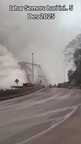 lahar Semeru hari ini.. 5 Des 2025 #semeru #semerulumajang #viral #fyp  #foryou 