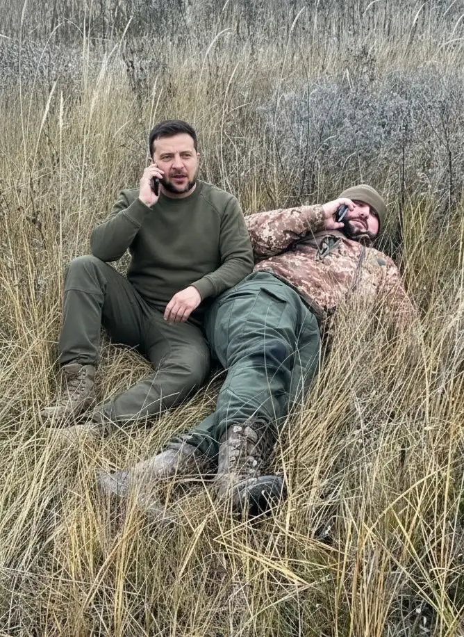 Сьогодні до нашого підрозділу завітав Президент України Володимир Зеленський🫡 Під час візиту Президент ознайомився з умовами служби, оглянув наші позиції та поспілкувався з особовим складом🇺🇦 #бойовідрони#fpv#україна#війна#дрони