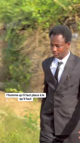 @Africaniste l'homme qu'il faut place à la qu'il faut