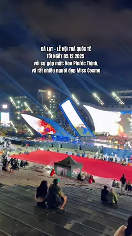 Tối nay 05.12.2025 khai mạc Lễ Hội Trà Quốc Tế tại Quảng trường Đà Lạt. Với sự góp mặt của rất nhiều người nổi tiếng như: Noo Phước Thịnh và rất nhiều người đẹp Miss Cosmo.. #dalat #misscosmo #lehoitradalat #buoitoidalatangi #quananngondalat 