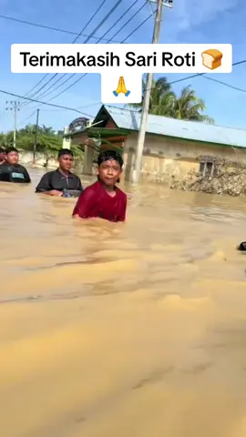 Hujan sudah reda, tapi banjirnya masih ada. Terimakasih Sari Roti #bencanasumatra #banjiraceh #sariroti #fyppppppppppppppppppppppp #bencanabanjir 