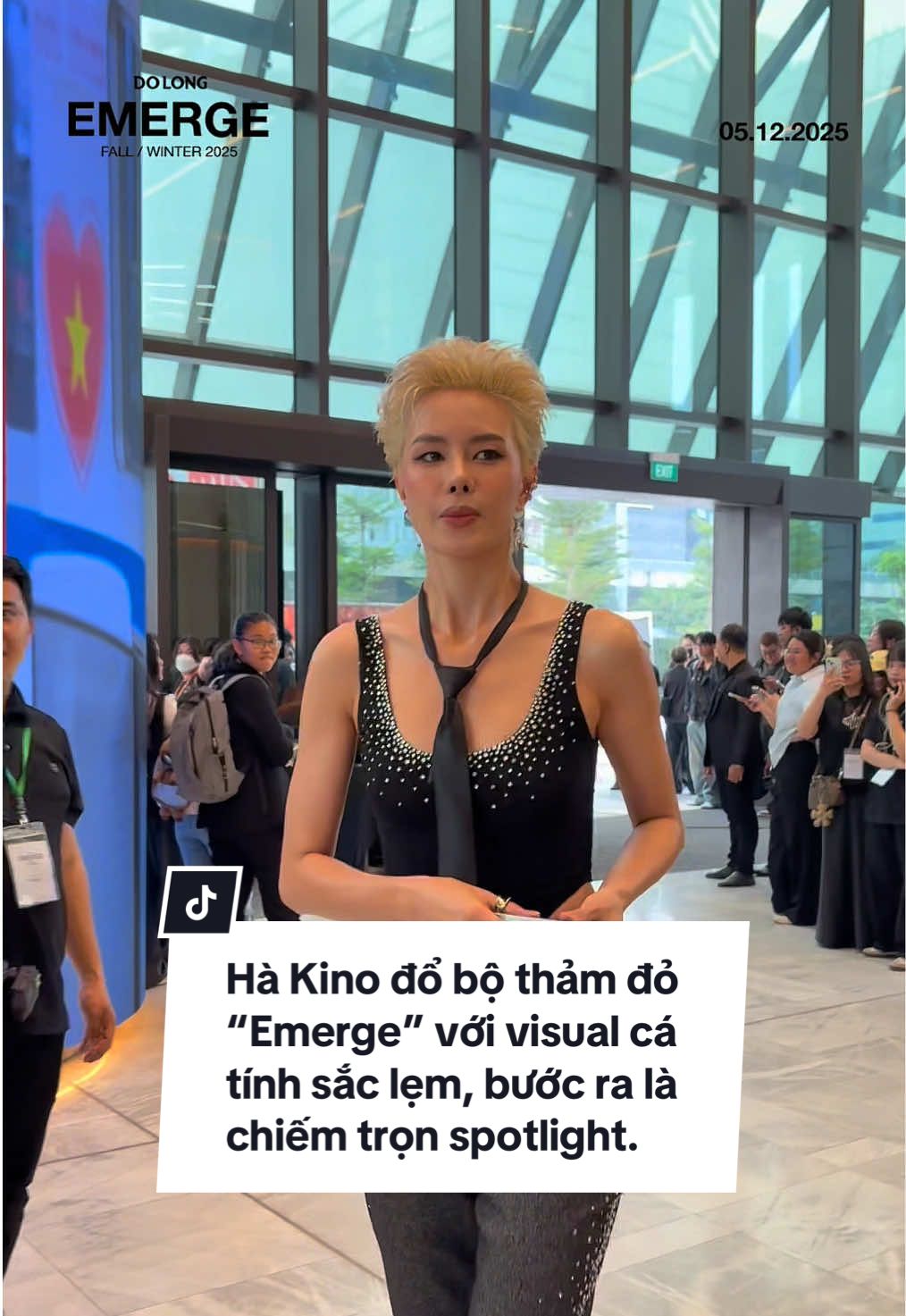 Hà Kino đổ bộ thảm đỏ “Emerge” với visual cá tính sắc lẹm, bước ra là chiếm trọn spotlight. Hãy chờ xem cô nàng sẽ còn bùng nổ đến mức nào trong thiết kế Do Long tối nay! Red Carpet: 15:00 Fashion Show: 16:30 #DoLong #EmergeFashionShow2025 #DoLongFashionShow2025 #HaKino #TikTokGiaiTri