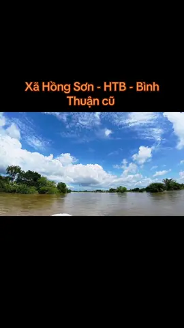 Lực lượng xã Hồng Sơn lội nước gần 1 km tiếp cận người dân bị cô lập Sáng 4/12, lực lượng Công an và Quân sự xã Hồng Sơn (tỉnh Lâm Đồng) đã phải lội nước gần 1 km để tiếp cận các hộ dân bị cô lập do nước lũ dâng cao trong rạng sáng. Theo ghi nhận, nước lũ đổ về nhanh làm nhiều khu vực của xã bị chia cắt, phương tiện cơ giới không thể tiếp cận. Trước tình hình khẩn cấp, lực lượng tại chỗ đã triển khai phương án tiếp cận thủ công, lội nước.                 # nguồn bạn Hà Cứu Thương o đồng 