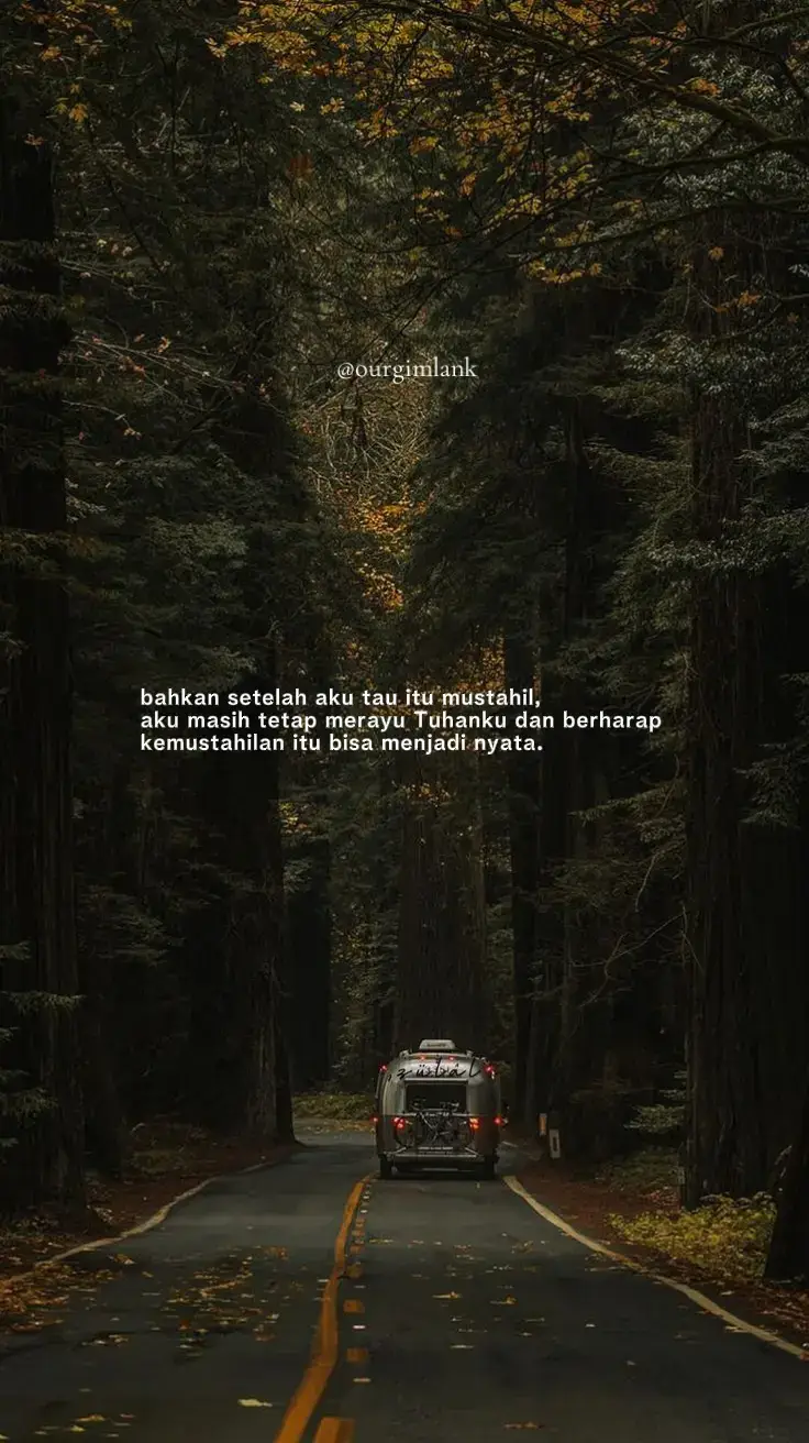 Bahan-bahan📝: 1 buah kelapa muda, ambil daging & airnya ½ buah melon, serut memanjang 1 kaleng leci kaleng (ambil buah & airnya) 2–3 sdm selasih, rendam hingga mengembang 3–4 sdm gula pasir 150 ml air panas (untuk melarutkan gula) Es batu secukupnya Jeruk nipis/lemon irisan (opsional, bikin tambah segar) --- Cara Membuat📝: 1. Buat gula cair Campur gula + air panas, aduk hingga larut. Dinginkan. 2. Siapkan buah Keruk daging kelapa muda. Serut melon memanjang. Ambil buah leci, boleh dibelah 2 biar lebih banyak potongannya. 3. Campur bahan utama Dalam pitcher: Masukkan air kelapa muda. Tambahkan air dari leci kaleng (sisa airnya bikin wangi). Tambahkan melon serut, daging kelapa, buah leci, dan selasih. Masukkan gula cair sesuai selera manis. 4. Masukkan es Isi gelas dengan es batu, lalu tuang campuran es kuwud leci di atasnya. 5. Extra topping (opsional, versi kekinian): Nata de coco Jelly kelapa / jelly leci Sirup leci tambahan (1–2 sdm per gelas) --- Tips Anti Gagal✨: Jangan pakai terlalu banyak air leci kaleng agar tidak terlalu manis. Untuk aroma lebih kuat, tambahkan 2–3 sdm sirup leci. Gunakan melon yang matang dan harum #katakata #storytime #4u #masukberanda #fyppppppppppppppppppppppp 