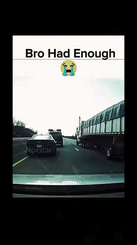 Pemandangan menyesakkan terjadi di Sibolga, Sabtu (29/11). Warga yang tak tahan menahan kelaparan, memilih menjarah minimarket yang ada di sana. Usai lima hari bencana banjir dan longsor di Sibolga, bantuan dari pemerintah tak kunjung sampai. Akses darat ke Sibolga pun terkunci dari arah Tarutung Tapanuli Utara. Video penjarahan minimarket ini viral di media sosial pada Sabtu siang. Dalam rekaman video terlihat ratusan warga masuk ke dalam Indomaret dan menjarah barang-barang yang ada di dalam. Namun pada video yang lain menyebutkan bahwa penjarahan dilakukan di Sarudik Tapanuli Tengah, bukan di Kota Sibolga. Gubernur Sumut Bobby Nasution mengungkap jalur menuju desa-desa di Tapanuli Tengah (Tapteng) belum bisa dilalui kendaraan dan bantuan logistik. Tim bantuan sedang berusaha menggapai desa-desa yang masih terisolir tersebut. #sibolga #penjarahan #minimarket #bantuantakkunjungdatang #bencanasumatera