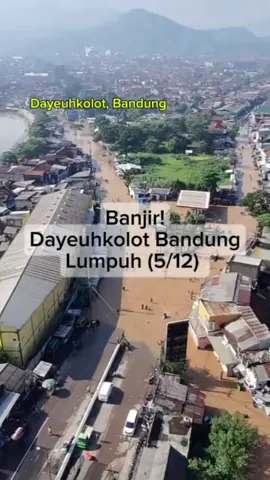 BANJIR, DAYEUHKOLOT, BANDUNG, LUMPUH! Banjir kembali melanda dayeuhkolot, Bandung (5/12). Aktivitas lumpu. Lalu lintas yang menjadi jalan utama penghubung Baleendah-Dayeuhkolot dan Kota Bandung, di pagi hari tadi tak bergerak. Pantauan di lokasi, ketinggian air bervariasi antara 30 sampai 50 sentimeter. Titik terdalam mencapai sekitar satu meter.  Hujan deras yang mengguyur Bandung dan disekitarnya hari ini, dikhawatirkan membuat banjir bisa lebih parah. Tetap jaga keselataman dan waspada banjir! #Dayeuholot #Bandung #Banjir #LaluLintas #CuacaEkstrem 