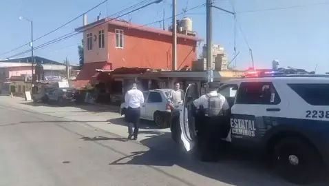 OPERATIVO DE RETIRO VEHICULAR EN EL LIBRAMIENTO DE TEZIUTLÁN Hoy se realizó un operativo en el barrio de Ixtipan, en la zona de La Capilla, por parte de la Policía Estatal Preventiva, tras reportes de vecinos y traileros sobre vehículos estacionados que dificultaban la circulación. Los oficiales solicitaron a los propietarios retirar sus unidades, logrando liberar el tramo. Esta acción responde a que en dicho libramiento se han registrado accidentes y atropellamientos relacionados con autos estacionados en el área. ⚠️#LIVEIncentiveProgram #LIVEWithLessFollowers #PaidPartnership 