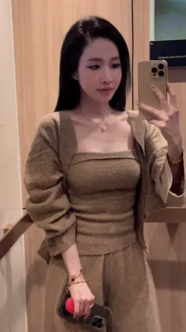 Làm gì có ai đang hạnh phúc mà lại muốn kết thúc, làm gì có ai muốn từ bỏ người mình thương bao giờ, chỉ là có nhiều cái cố rồi nhưng nó không thành, nhiều cái ấm ức, nhiều cái khó chịu, nên đành vậy thôi. Cuộc đời này không có ai thật lòng với bạn bằng chính nỗi đau của bạn. Nhiều khi, điều duy nhất bạn nhận được sau tất cả cố gắng là bài học. Không ai đứng sau bạn mãi đâu nên đừng quay đầu quá nhiều. Có những chuyến tàu rời ga đúng giờ, nhưng người cần đi lại đến trễ. Đôi khi bạn mất đi một người, nhưng thật ra là đánh mất đi chính mình khi ở bên họ. Có những nỗi buồn không thể chia sẻ vì người ta chỉ tò mò, chứ không thật lòng muốn nghe. Nếu thế giới này màu hồng, thì chúng ta đã không phải học cách im lặng trước khi biết cách nói ra. Thứ dễ thay đổi nhất không phải là thời tiết mà là lòng người.