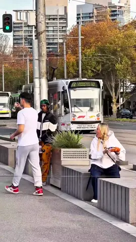 Pemandangan menyesakkan terjadi di Sibolga, Sabtu (29/11). Warga yang tak tahan menahan kelaparan, memilih menjarah minimarket yang ada di sana. Usai lima hari bencana banjir dan longsor di Sibolga, bantuan dari pemerintah tak kunjung sampai. Akses darat ke Sibolga pun terkunci dari arah Tarutung Tapanuli Utara. Video penjarahan minimarket ini viral di media sosial pada Sabtu siang. Dalam rekaman video terlihat ratusan warga masuk ke dalam Indomaret dan menjarah barang-barang yang ada di dalam. Namun pada video yang lain menyebutkan bahwa penjarahan dilakukan di Sarudik Tapanuli Tengah, bukan di Kota Sibolga. Gubernur Sumut Bobby Nasution mengungkap jalur menuju desa-desa di Tapanuli Tengah (Tapteng) belum bisa dilalui kendaraan dan bantuan logistik. Tim bantuan sedang berusaha menggapai desa-desa yang masih terisolir tersebut. #sibolga #penjarahan #minimarket #bantuantakkunjungdatang #bencanasumatera