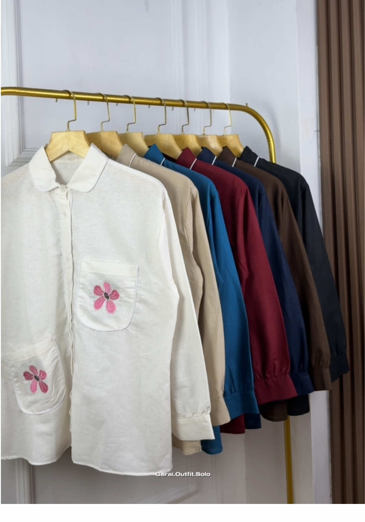 Detail kecil yang bikin outfit ini spesial.🫶🏻🥰😍#fashionwanita #fyp #ootdfashion #outfitcantik #kemejabordir 