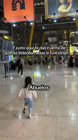 Si vives en otro país sabes lo difícil que es tener a tus hijos separados de sus abuelos y demás familia, pero en momentos como estos te das cuenta que las videollamadas han hecho esa conexión que necesitamos para seguir unidos en la distancia 🥹 ¿Hace cuanto no ves a tu familia? #latinos #latinoseneuropa #latinosenusa #emigrar #reencuentrodefamilia 