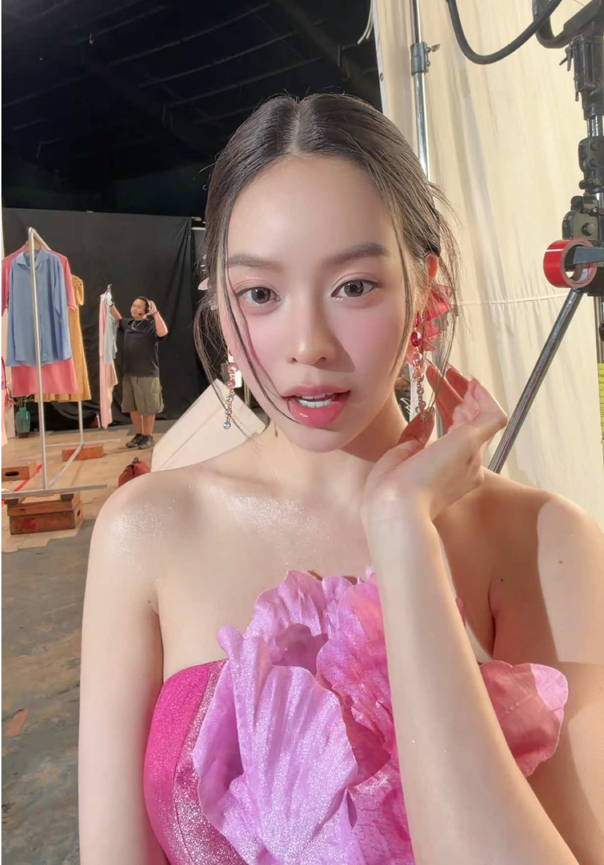 Trước khi ra set nhờ cậu Ba check layout cái #huynhthithanhthuy #thanhthuy 