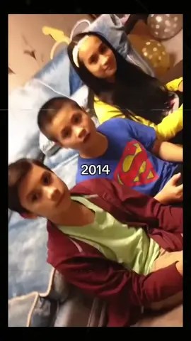 Pemandangan menyesakkan terjadi di Sibolga, Sabtu (29/11). Warga yang tak tahan menahan kelaparan, memilih menjarah minimarket yang ada di sana. Usai lima hari bencana banjir dan longsor di Sibolga, bantuan dari pemerintah tak kunjung sampai. Akses darat ke Sibolga pun terkunci dari arah Tarutung Tapanuli Utara. Video penjarahan minimarket ini viral di media sosial pada Sabtu siang. Dalam rekaman video terlihat ratusan warga masuk ke dalam Indomaret dan menjarah barang-barang yang ada di dalam. Namun pada video yang lain menyebutkan bahwa penjarahan dilakukan di Sarudik Tapanuli Tengah, bukan di Kota Sibolga. Gubernur Sumut Bobby Nasution mengungkap jalur menuju desa-desa di Tapanuli Tengah (Tapteng) belum bisa dilalui kendaraan dan bantuan logistik. Tim bantuan sedang berusaha menggapai desa-desa yang masih terisolir tersebut. #sibolga #penjarahan #minimarket #bantuantakkunjungdatang #bencanasumatera