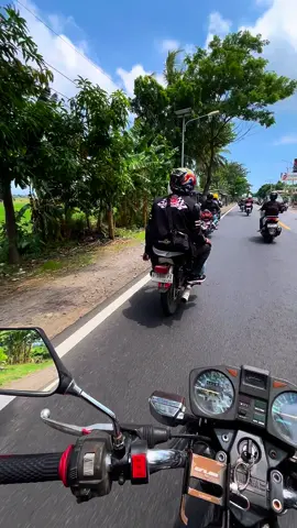 ternyata lagu sundapun bikin candu ya hihi,kondangan Jamda Bali 🤣 #jamdabali #jamdabali2025  #kbrt135_bogor #touringrxking #fyp #foryou #soundviral #rxkingindonesia @BahMoren-135 @SHALLTECH VARIASI HANDMADE @saya.farid 