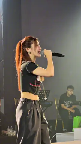 Fan Girl Phúc Du thể hiện bài hát khiến cô hâm mộ cậu ấy 🥰  #HuongTram #CharmyPham #PhucDu #yeuanhdimeanhbanbanhmi 