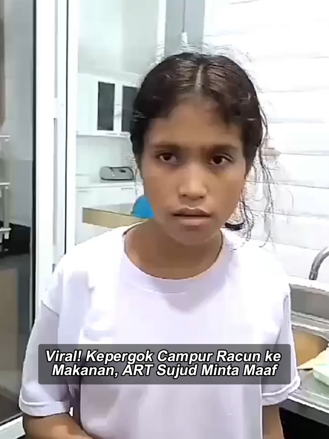 Sebuah video viral memperlihatkan detik-detik menegangkan saat seorang Asisten Rumah Tangga (ART) tertangkap basah diduga mencampurkan racun ke dalam makanan majikannya, Rabu (3/12/2025). Kecurigaan terbukti saat sang majikan memaksa ART mencicipi makanan tersebut. ART itu langsung memuntahkannya karena rasa yang aneh. Setelah didesak, pelaku akhirnya menunjukkan botol racun yang disembunyikan di lemari dan mengakui perbuatannya. 