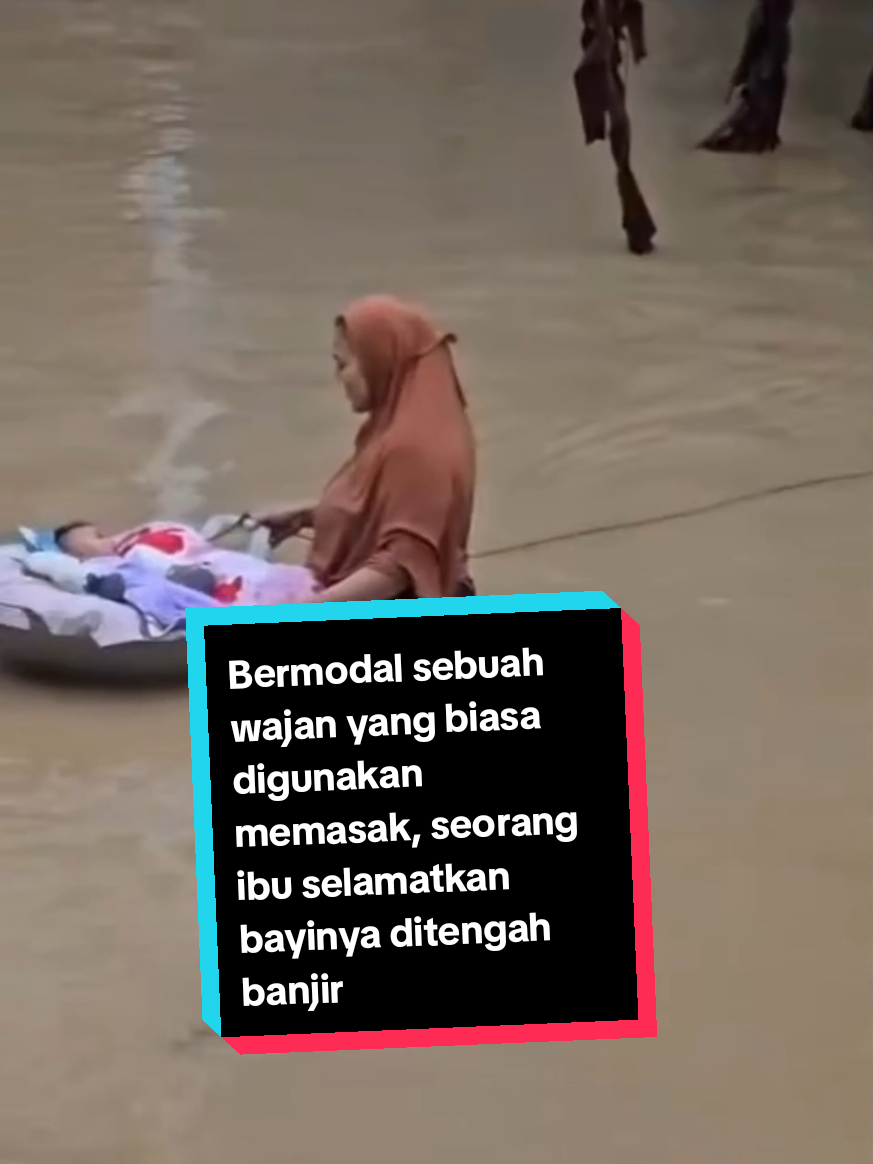 Momen mengharukan ini terjadi ditengah terjangan banjir di Sumatera, seorang ibu yang menyelamatkan bayinya dengan menggunakan wajan, alat piranti memasak saat banjir merendam pemukiman warga. #banjir #ibu #bayi #buahhati #CapCut 