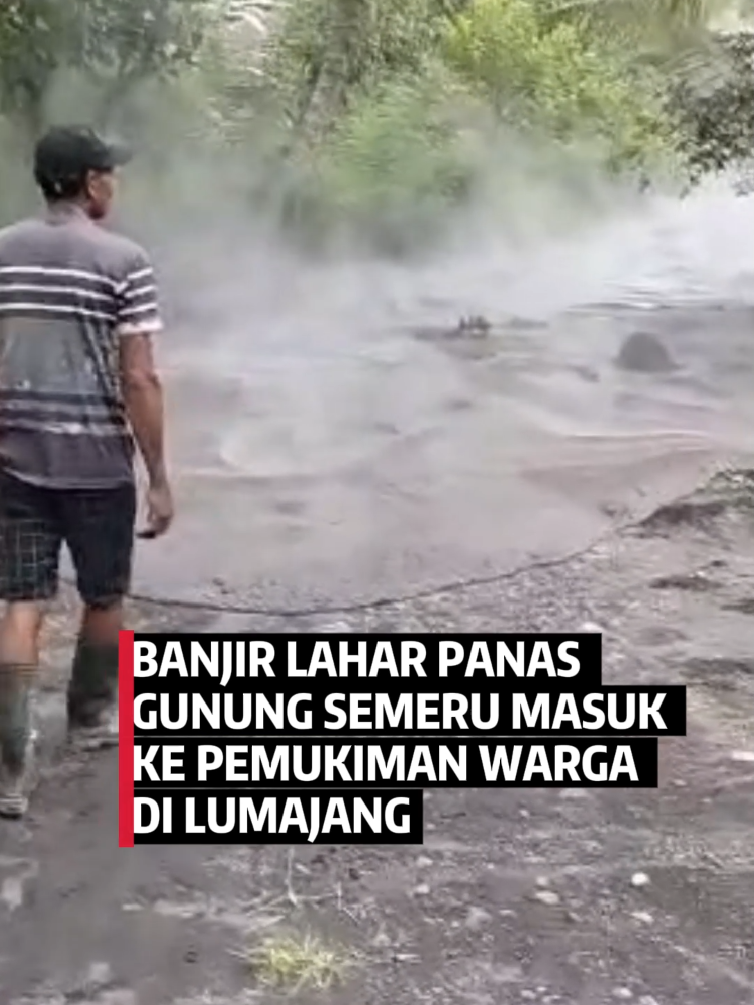 Banjir lahar panas Gunung Semeru memasuki permukiman warga di Dusun Sumber Langsep, Kecamatan Candipuro, Kabupaten Lumajang. Wilayah tersebut kini terisolasi dari area sekitarnya. Meski kondisi semakin mengkhawatirkan, sejumlah warga belum bersiap untuk mengungsi dan justru menjadikannya tontonan serta merekam kejadian melalui ponsel. (Efm) #ElshintaNews #Berita #News #Lumajang #Semeru