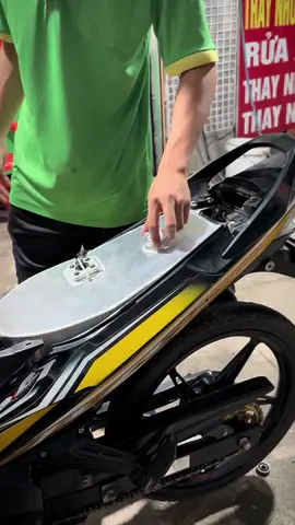 Exciter 2010 lên thùng xăng nhôm mẫu đi hộc gió zin hộc bình zin .Dung tích 6l-6l5 #vairal #xuhuong #penaudochoixe #penauthungxangnhom #ex2010