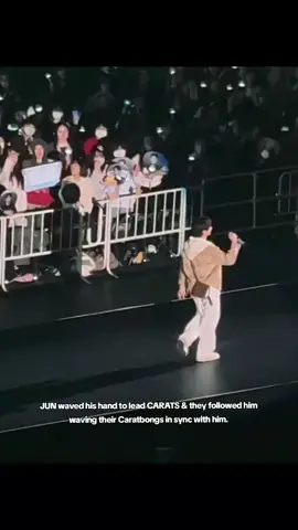 CARATS followed JUN waving their Caratbongs in sync with him. #seventeen세븐틴 #seventeen #seventeen17_official #seventeenedit #seventeencarat