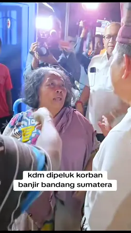 kdm bertemu ibu korban banjir bandang sumatera#gubernurjawabarat #dedymulyadi #sumaterabarat #aceh #fypage 