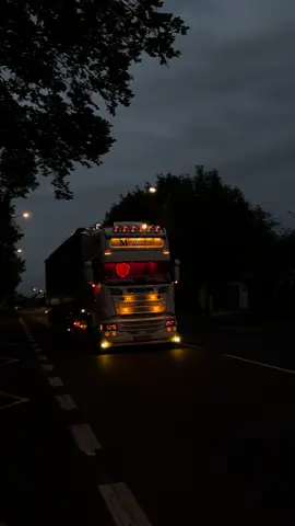 Dowód na to, że w polsce mamy ładne auta 🤤.             #truckspotterszamotuły #hollandstyle🇳🇱😍👌 #frompolandwithstyle #goinstyle #teamtalmualwaysonee 