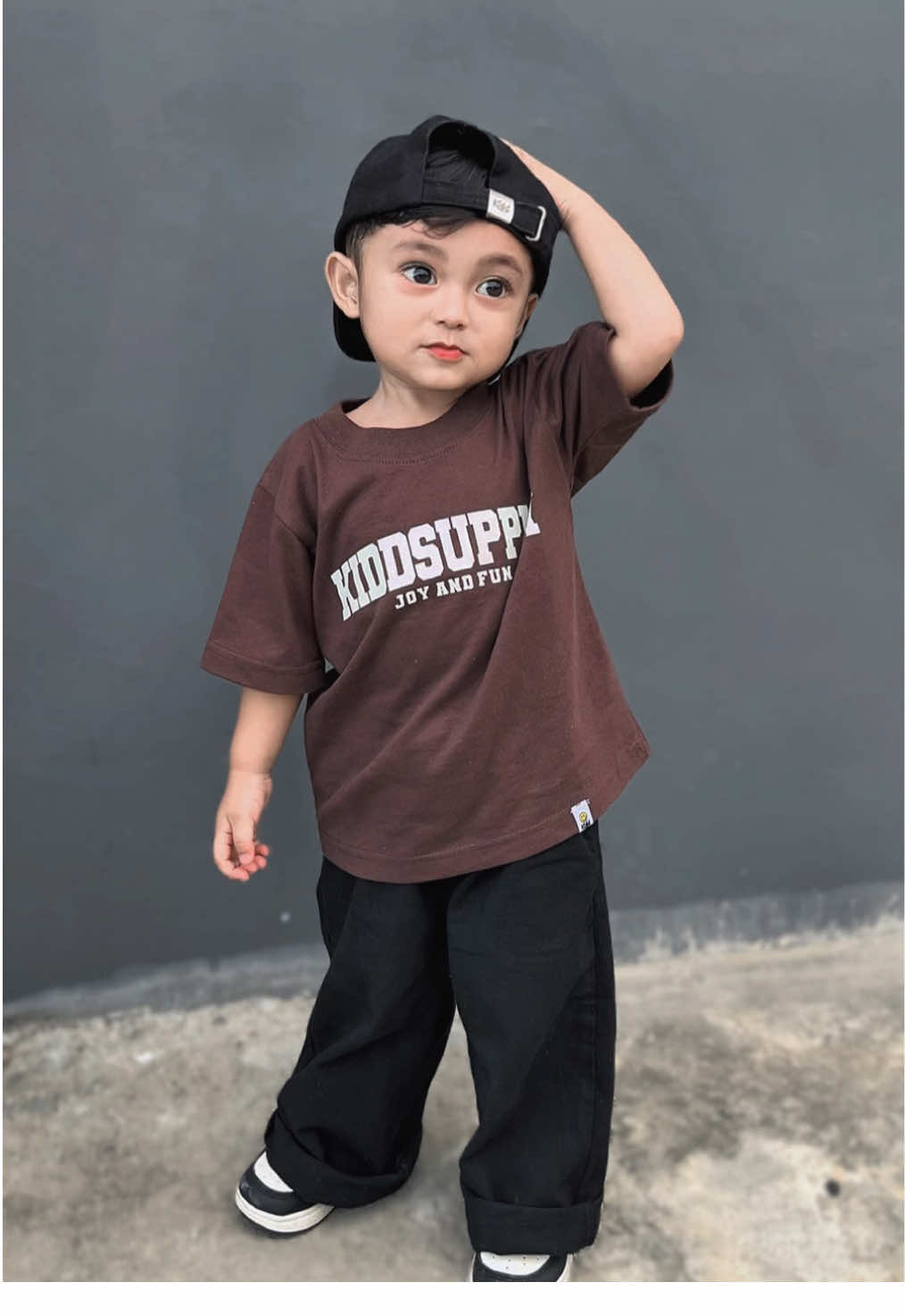 Celana Gombrong masih jadi favorit 🤍 #masyaallahtabarakkallah #ootdanaklakilaki #ootdanakcowok #celanagombrong #baggyjeans 