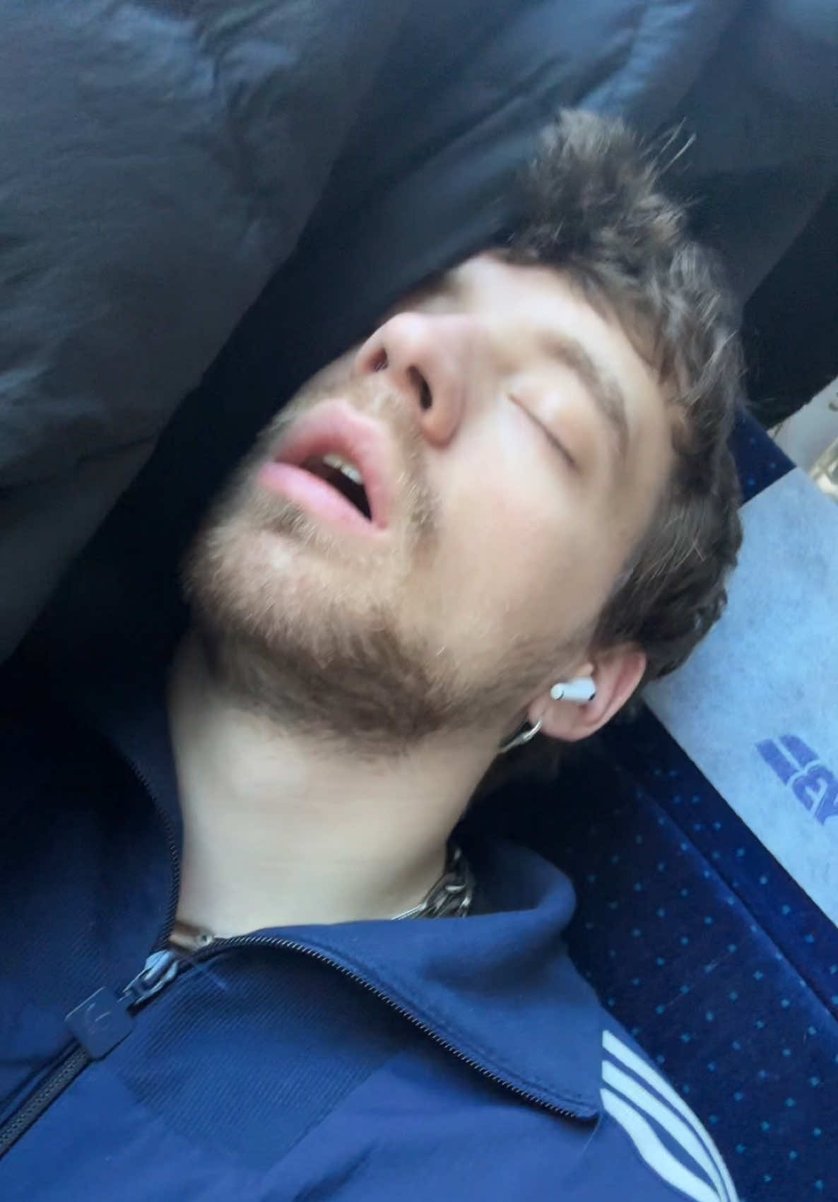 маленький втомився..