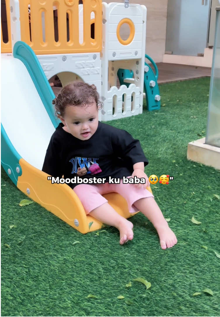Emang selalu jadi moodboster Baba ini🤏🏻🥰😍 #deliwafastore #briella #baba #bayisamson #bajuanak 