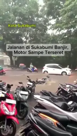 BANJIR SUKABUMI, MOTOR SAMPAI TERSERET! Hujan deras yang mengguyur wilayah Sukabumi, JaBAR, Jumat siang (5/12)  memicu banjir di sejumlah titik. Jalan raya Siliwangi di Kota Sukabumi berubah bak sungai. Pengendara motor bahkan sempat terseret arus yang memenuhi jalan raya.  Selain di Kota Sukabumi, hujan juga mengguyur Pelabuhan Ratu, Kabupaten Sukabumi hingga membuat air sungai meluap.  Tetap waspada dan jaga keselamatan! #Banjir #Sukabumi #PelabuhanRatu #CuacaEkstrem #Viral