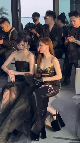 Bắt gặp 2 chị xinh đẹp đang tám chuyện riêng...😜 #hoaminzy #ngoctrinh #dolong 