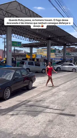Quando Ruby passa, os homens travam. O fogo dessa descarada é tão intenso que nenhum consegue disfarçar o desejo💃