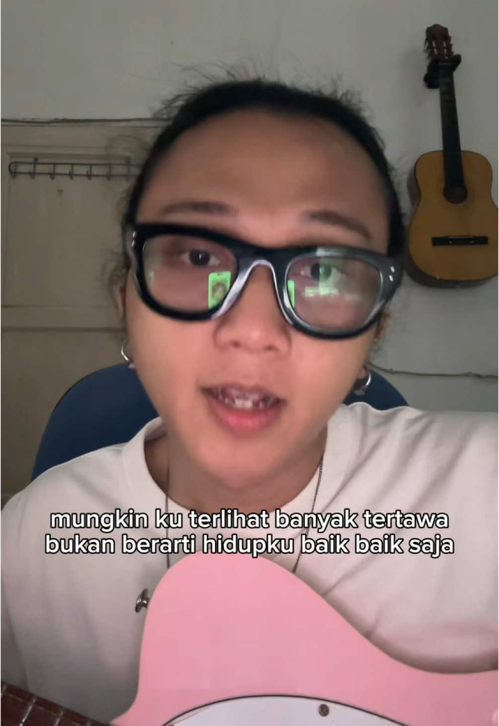 mungkin ku terlihat banyak tertawa