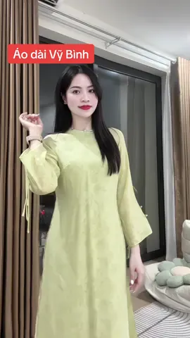 Áo dài xinh quá. Nhất định diện tết chiếc áo dài nàyy #aodai #aodaitet #aodaivybinh #xh #maithom6 