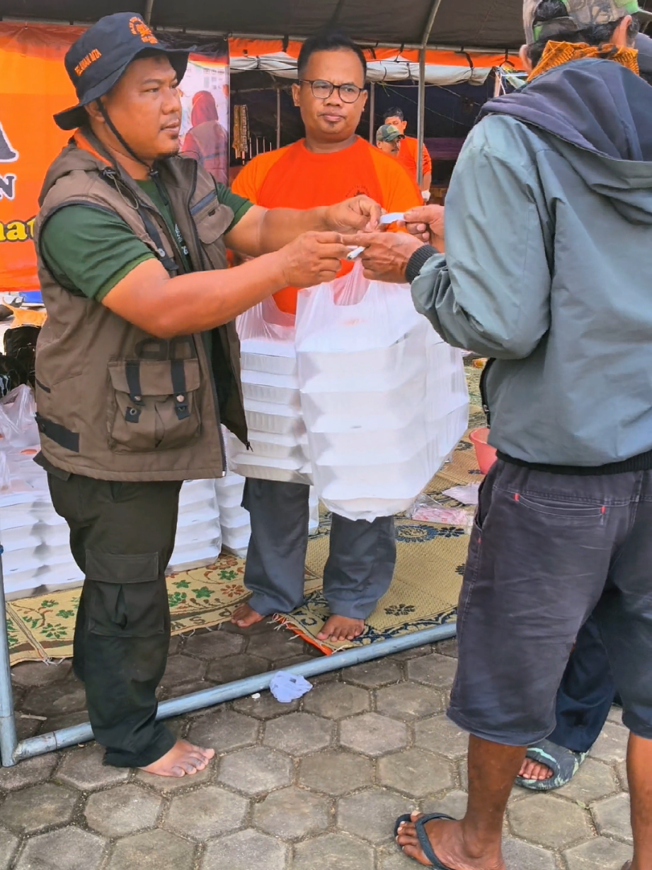 Kekompakan tim kesehatan dan Relawan Dapur Umum MTA dalam mempersiapkan 500 nasi untuk pagi hari pertama. #mta #sumatrabarat #PeduliBencana #satgasmta #majlistafsiralquran 