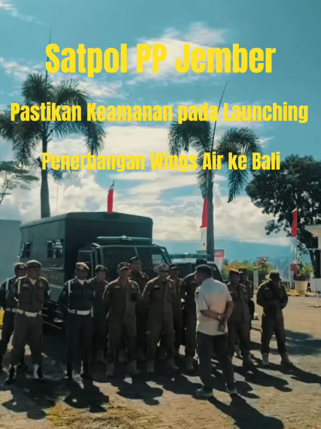 Momen Bersejarah di Jember! Hari ini penerbangan perdana Jember–Bali dengan maskapai Wings Air resmi mengudara dari Bandara Notohadinegoro. Anggota Satpol PP Jember hadir melakukan pengamanan sejak awal kegiatan, mulai dari pengaturan area, memastikan kelancaran tamu undangan, hingga menjaga situasi tetap tertib selama prosesi peresmian berlangsung. Dukungan pengamanan ini menjadi bagian dari komitmen Satpol PP untuk menghadirkan rasa aman dalam setiap program pembangunan daerah, termasuk pembukaan rute baru yang membuka konektivitas dan peluang ekonomi bagi masyarakat Jember. Kalau kalian ada keluhan yuk hubungi @wadul.guse  @gus.fawait @pemkabjember  #Kabupatenjember #gusfawait #wadulguse #jemberbarujembermaju #satpolppjember 