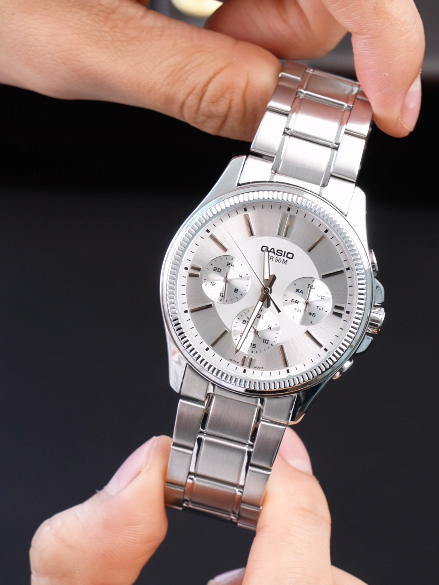 Điểm ăn tiền của Casio MTP-1375D chính là bezel khía kiểu Datejust: ánh thép bắt sáng đẹp, tạo hiệu ứng nổi khi nghiêng cổ tay. Mặt số chia lịch thứ – ngày rõ ràng, dây thép đầm tay. Mức giá lại cực mềm so với thiết kế mang vibe của những dòng cao cấp. #donghocasiochinhhang #casiosaigon #casiohcm #catwatchuytinkhong #catwatchphot