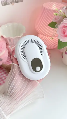 Kipas pinggang yg anginnya super kenceng plus praktis bgt tinggal dijepit dicelana, bisa dikalungin dan simpan dimeja #kipasmini #kipasportable #kipaspinggang #kipasanginmini #fyp 